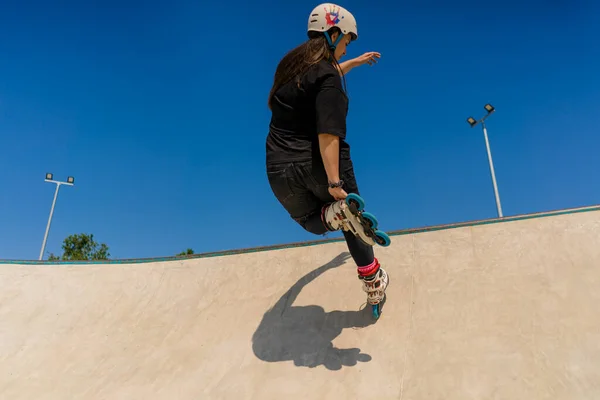 Ung Skicklig Kvinna Rollerblading Och Hoppa Rampen Skate Park Utanför — Stockfoto