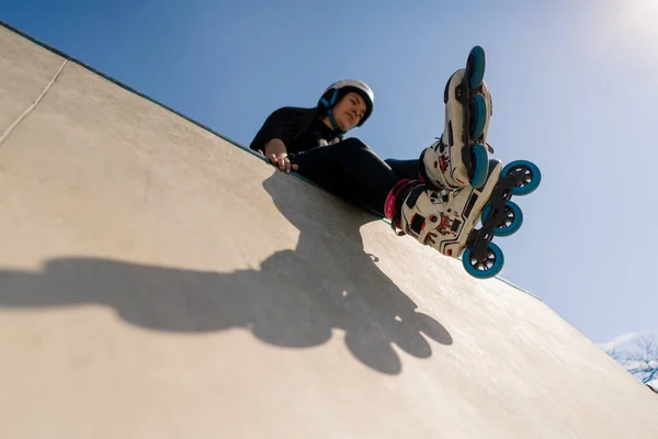 Patins Parque Skate Síndrome Rolo Fundo Céu Close Detalhes Esporte — Fotografia de Stock