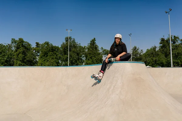 Giovane Ragazza Hipster Casco Protettivo Pattini Rotelle Seduto Skate Park — Foto Stock