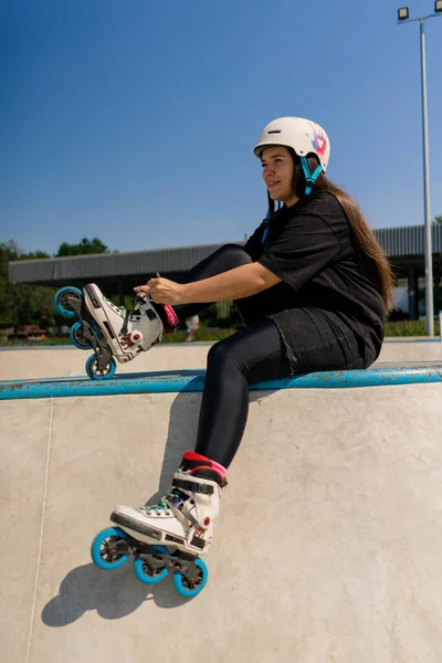 Ung Hipster Flicka Skyddande Hjälm Rullskridskor Binda Snören Skate Park — Stockfoto