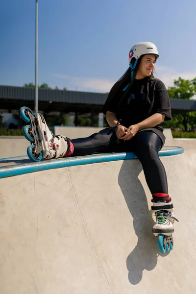 Ung Hipster Flicka Skyddande Hjälm Rullskridskor Sitter Skate Park Innan — Stockfoto