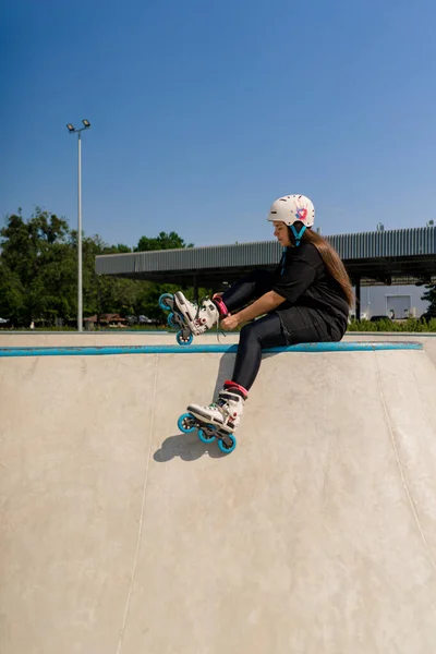 Jovem Hipster Menina Capacete Proteção Patins Amarrando Atacadores Skate Park — Fotografia de Stock