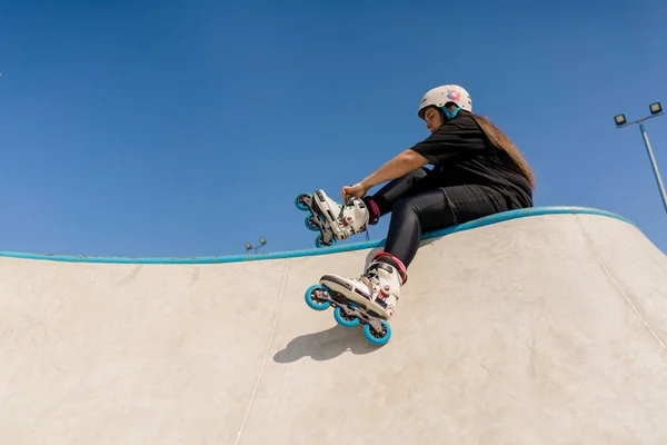 스케이트 레이스 스케이트 스케이트 극단적인 스포츠 스케이트 헬멧에 — 스톡 사진