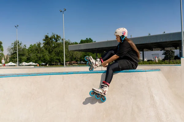 Młoda Hipsterka Kasku Ochronnym Wrotkach Wiążąca Sznurowadła Skate Park Przed — Zdjęcie stockowe