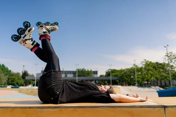 Ung Nöjd Hipster Flicka Rullskridskor Liggande Skridsko Park Efter Extrem — Stockfoto