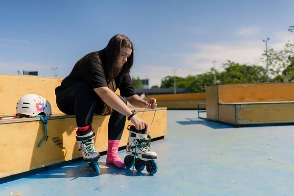 Ung Hipster Flicka Bär Rullskridskor Binda Snören Skate Park Innan — Stockfoto