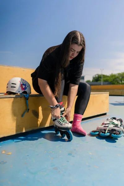 Ung Hipster Flicka Bär Rullskridskor Binda Snören Skate Park Innan — Stockfoto
