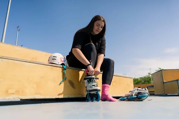 Ung Hipster Flicka Bär Rullskridskor Binda Snören Skate Park Innan — Stockfoto