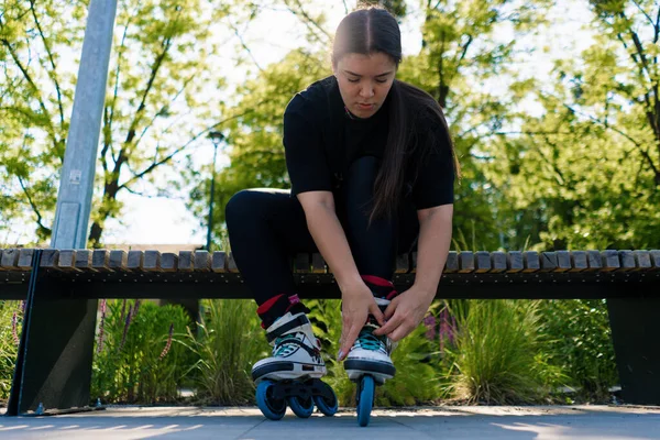 Junges Hipster Mädchen Mit Rollschuhen Bindet Schnürsenkel Skatepark Vor Skaten — Stockfoto