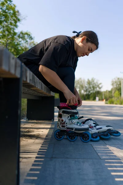 Young Hipster Girl Puts Roller Skates Skate Park Starting Skating — Stock Photo, Image