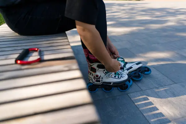 Joven Hipster Chica Pone Patines Skate Park Antes Comenzar Patinar —  Fotos de Stock