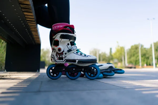 若いヒップスターガールは 脚のスケートストリート極端なスポーツクローズアップを開始する前に スケートパークでローラースケートを置きます — ストック写真