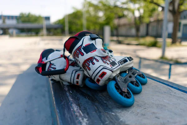 溜冰鞋在街头运动装备开始前躺在溜冰场上 — 图库照片
