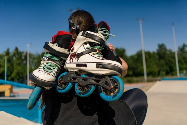 Young Hipster Girl Carries Roller Skates Starting Training Lesson Sports — Stock Photo, Image