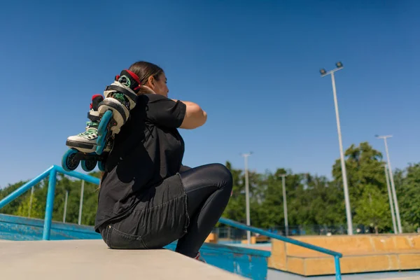 Jovem Hipster Menina Sentado Parque Skate Com Patins Antes Começar — Fotografia de Stock