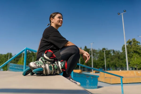 Jeune Fille Hipster Assis Dans Skate Park Avec Des Patins — Photo