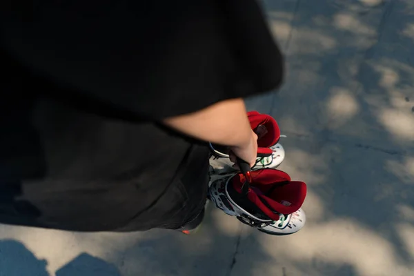 Junges Hipster Mädchen Trägt Rollschuhe Vor Trainingsbeginn Sportplatz Straßensport Rückseite — Stockfoto