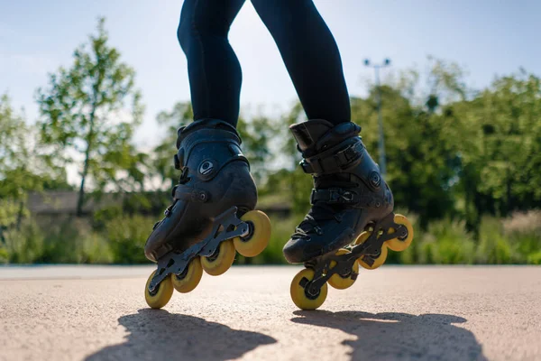 Sportliche Mädchen Üben Tricks Auf Rollschuhen Park Stadt Hintergrund Genießen — Stockfoto