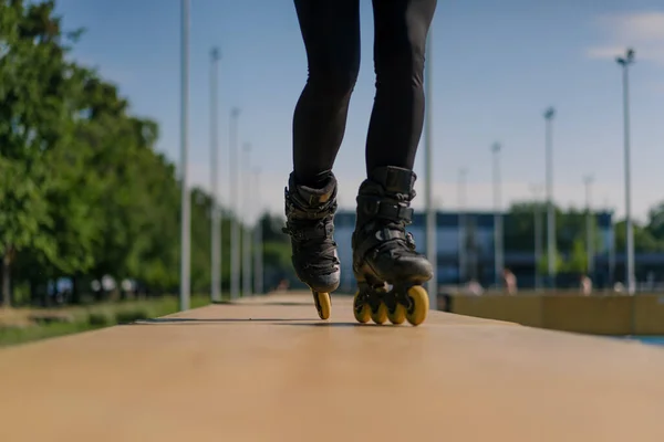 Спортивна Дівчина Практикує Трюки Роликових Ковзанах Фоні Парку Міста Насолоджуючись — стокове фото