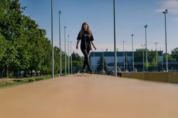 Sportig Flicka Rider Rullskridskor Parken Stad Bakgrund Aktiv Flicka Njuter — Stockfoto