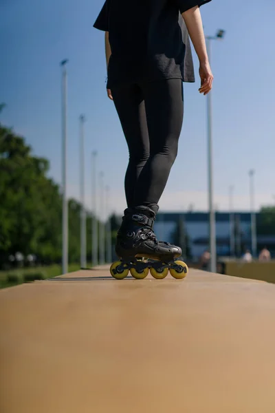 즐기는 스케이트 클로즈업 스트리트 스포츠에서 스케이트에 트릭을 스포츠 — 스톡 사진