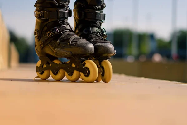 Sportliche Mädchen Üben Tricks Auf Rollschuhen Park Stadt Hintergrund Genießen — Stockfoto