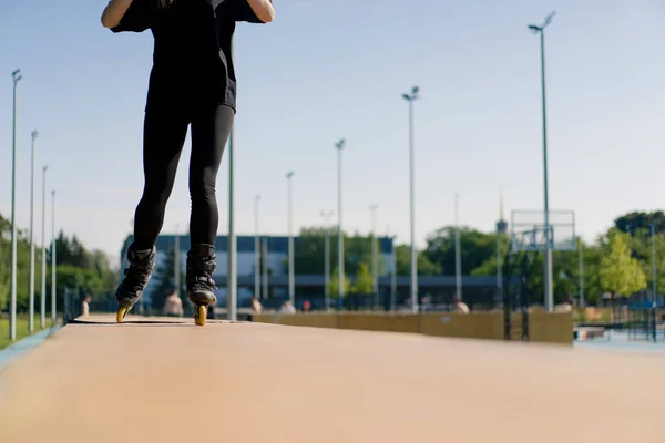 Sportief Meisje Oefenen Trucs Rolschaatsen Park Stad Achtergrond Genieten Rolschaatsles — Stockfoto