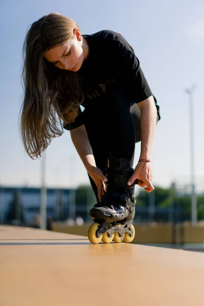 Young Beautiful Girl Park Tying Laces Roller Skate Skating Workout — Stock Photo, Image