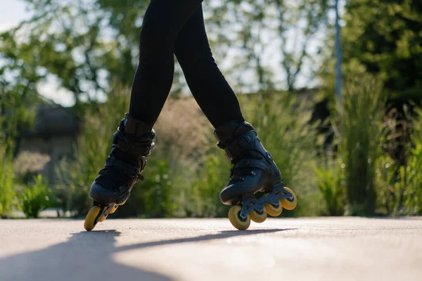 스케이트 레슨을 즐기는 배경에 공원에서 스케이트에 트릭을 스포츠 바퀴를 닫습니다 — 스톡 사진