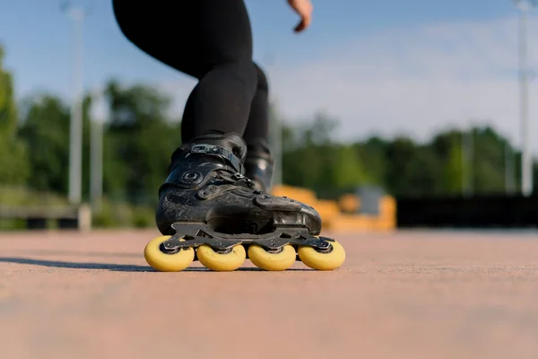 배경에 공원에서 스케이트에 트릭을 스포츠 클로즈업 스케이트 레슨을 즐기는 스트리트 — 스톡 사진