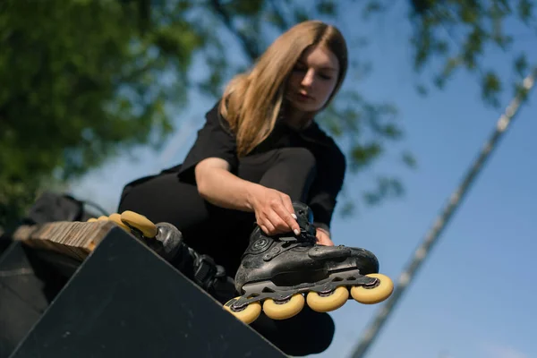 스케이트 활동적인 라이프 스타일 취미를 스케이트 스케이트에 레이스를 공원에서 — 스톡 사진
