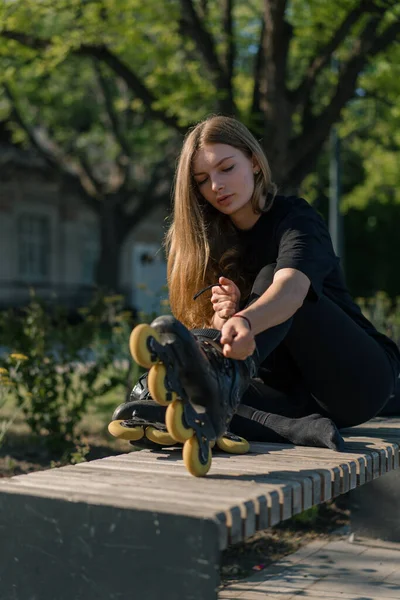 スケート トレーニング アクティブ ライフ スタイル 趣味の前にローラー スケートでレースを結ぶ公園の若い美しい女の子 — ストック写真