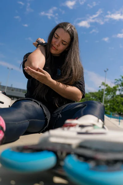 Boos Meisje Controleert Haar Handen Vallen Rollen Rolschaatsbaan Mislukte Schaatsen — Stockfoto