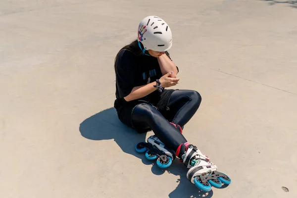 헬멧과 블레이드에 소녀는 활동적인 레크리에이션 스케이트 스포츠 — 스톡 사진