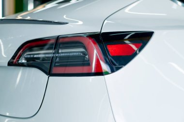 Servis istasyonunda yıkandıktan sonra beyaz lüks bir arabanın tampon ve stop lambasını detaylandırmak