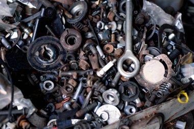 Dekorasyon ya da antika koleksiyonu için eski paslı metal ve pirinç parçaları sergileniyor.