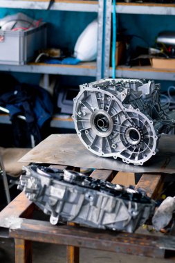Temiz bir motor bloğunun masadaki onarım için kaldırılan parçalarının kapatılması