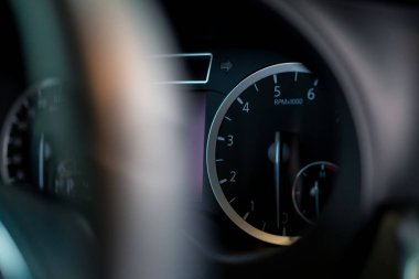 Araba servisinde temizlik yaptıktan ve yıkadıktan sonra içi siyah olan lüks bir arabanın kilometre sayacını ve gösterge panelini kapatın.