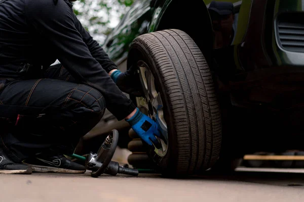 Auto Mechanic Changing Wheel Black Car Using Drill Tire Shop — Stock Photo, Image