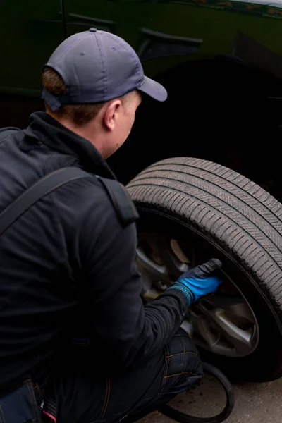 Auto Mechanic Cap Changing Wheel Black Car Using Drill Tire — Stock Photo, Image