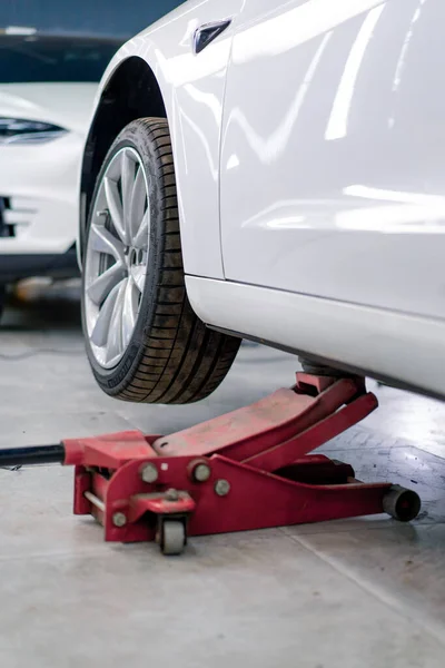 White Luxury Car Being Lifted Red Wheel Change Jack Car — Stock Photo, Image