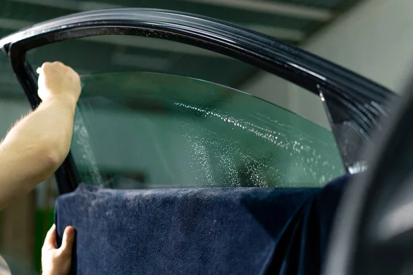 Працівник Автосервісу Приклеює Тонування Вікна Розкішному Автомобілі Детальний Ремонт Концепції — стокове фото