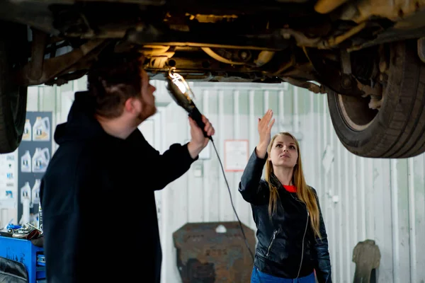 Ein Mädchen Zeigt Einem Automechaniker Mit Einer Taschenlampe Sie Der — Stockfoto