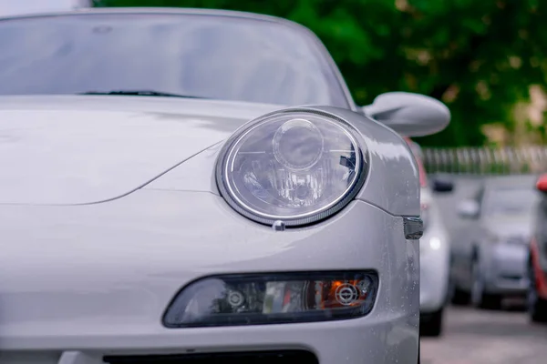 Fehér Luxusautó Lökhárítójának Fényszórójának Részletei Miután Autószervizben Lemosták — Stock Fotó