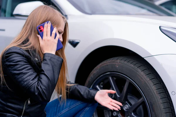 Upset Attractive Girl Crouched Next Wheel Car Side Road Talking — Stock Photo, Image