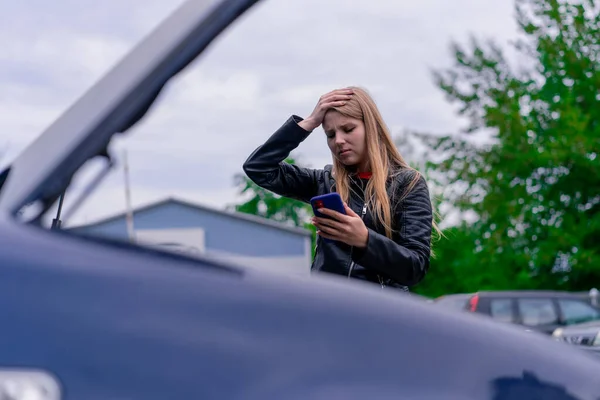 Elinde Telefon Olan Üzgün Bir Kız Lüks Mavi Arabasının Açık — Stok fotoğraf