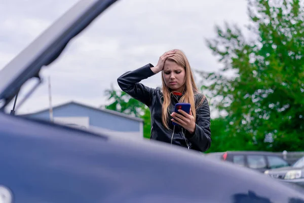 Elinde Telefon Olan Üzgün Bir Kız Lüks Mavi Arabasının Açık — Stok fotoğraf