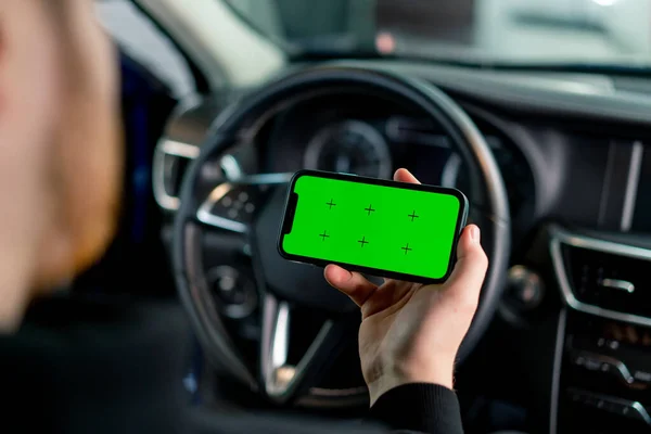 Man Sitter Lyxbil Med Grön Skärm Telefon Händerna — Stockfoto