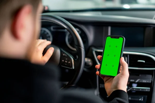 Elinde Yeşil Ekranlı Bir Telefonla Lüks Bir Arabada Oturan Bir — Stok fotoğraf