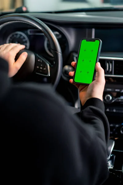 Man Sitter Lyxbil Med Grön Skärm Telefon Händerna — Stockfoto